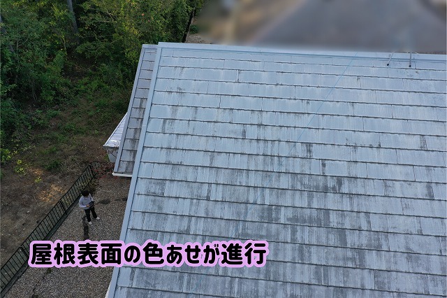 美濃加茂市のスレート屋根に見られる色あせと黒ずみ