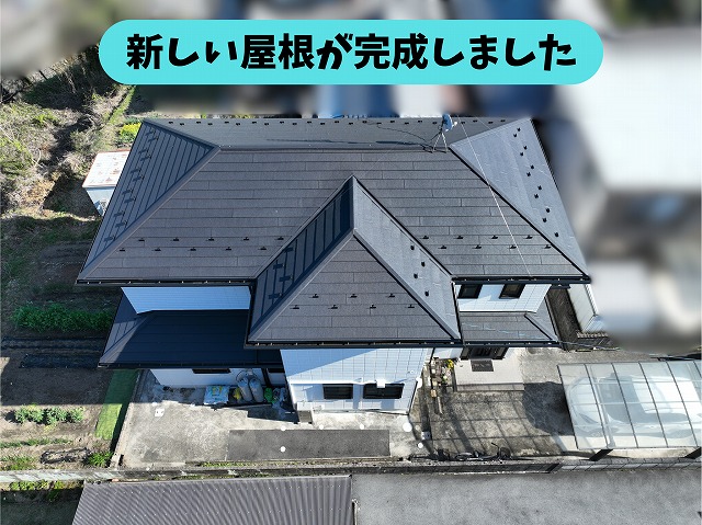 瑞浪市釜戸町の住宅にガルテクトを施工した屋根全体の完成写真