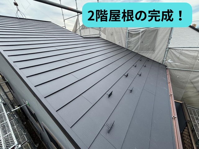 名古屋市にて2階大屋根の棟部施工が完了した様子