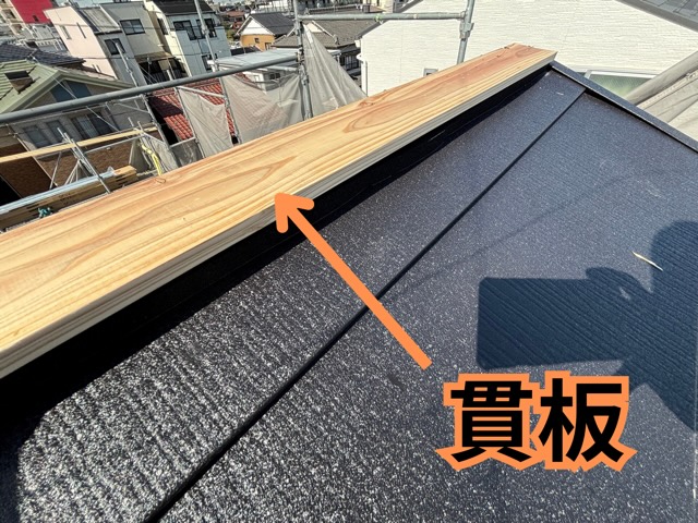 名古屋市にて2階大屋根の貫板を施工する様子
