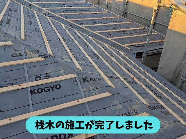 春日井市高森台の屋根全体に桟木を施工した状態