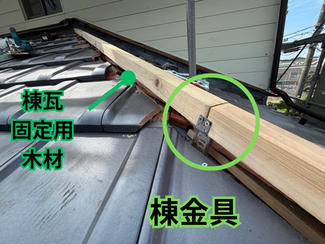 多治見市小名田町にて1階屋根の棟と雨押さえ板金を施工！壁際の雨漏りを防ぐ重要な施工