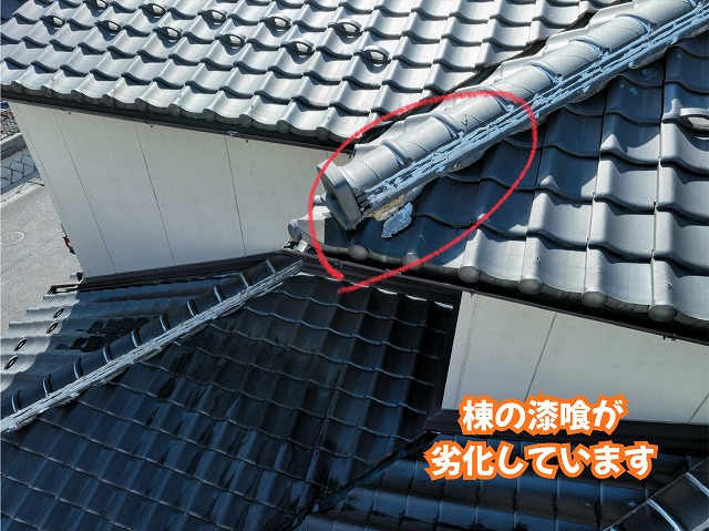 美濃加茂市の瓦屋根で棟まわりの漆喰や補修材の剥がれを確認した様子