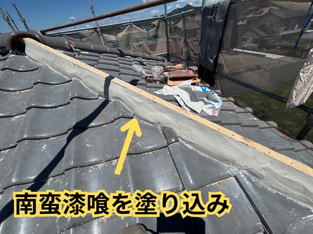 棟部分へ漆喰を施工している様子