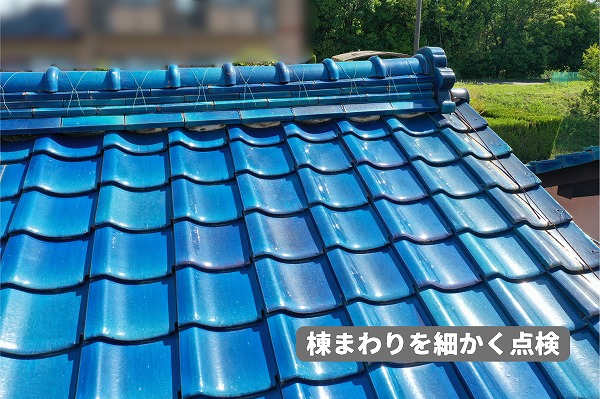 美濃加茂市の瓦屋根の棟まわりをドローンで詳しく確認した様子