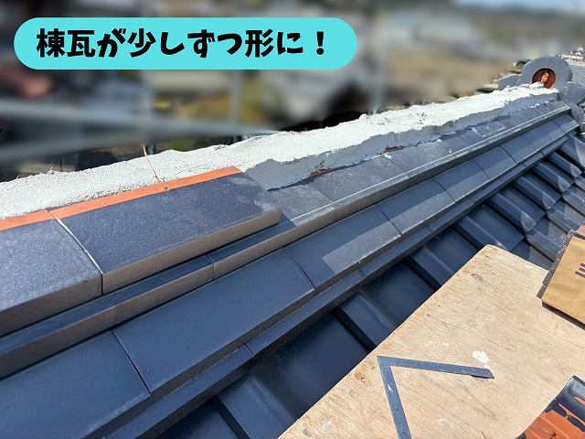 瑞浪市土岐町の瓦屋根に新しい棟瓦を施工した様子