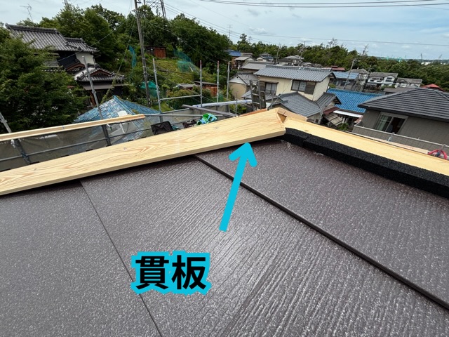 瀬戸市にてシーラーの上から貫板を取り付けている様子