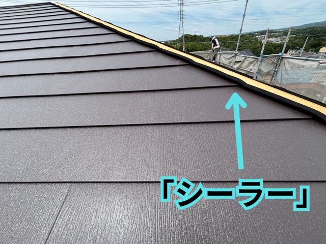 瀬戸市にてガルテクトの平部にシーラーを施工している様子