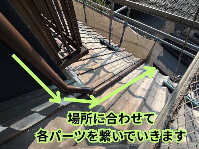 多治見市大薮町にて場所ごとに合わせたパーツを使用して縦樋を取り付けた様子