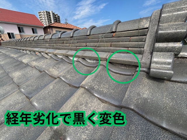 豊田市にて変色が見られる棟漆喰の様子