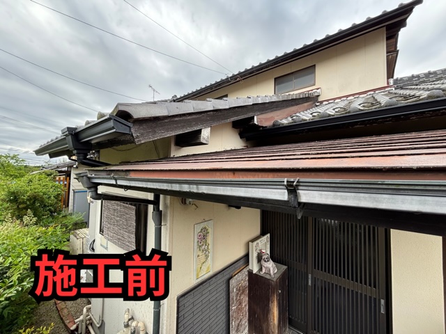 多治見市一ノ倉にて玄関の雨樋交換工事　前の様子