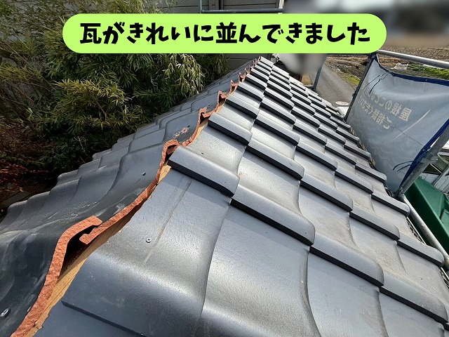 可児郡御嵩町の塀瓦葺き替え工事で瓦の施工が進んだ屋根の様子