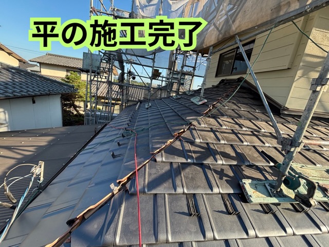 多治見市小名田町にて1階屋根の平瓦施工が進んだ様子