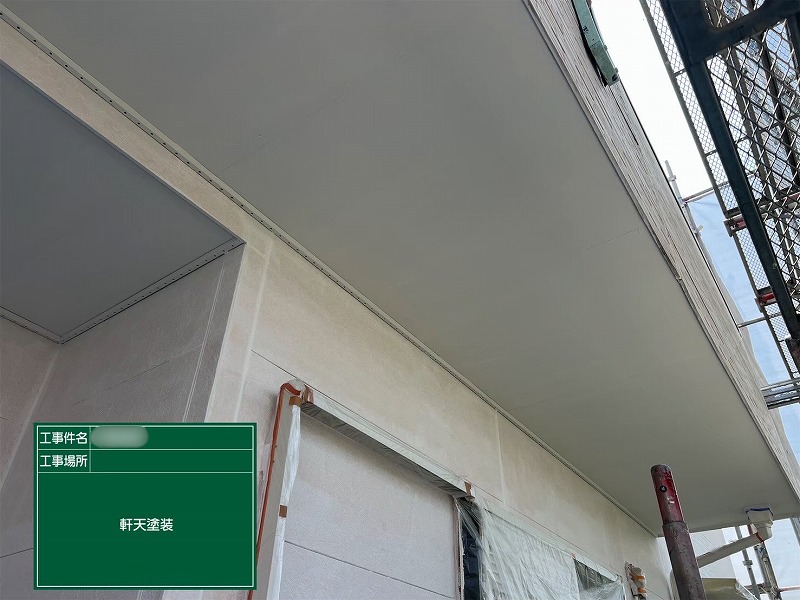 瑞浪市明世町の住宅で軒天を塗装している外壁塗装工事の様子