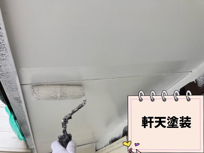 春日井市坂下町の住宅で軒天を上塗りしている様子