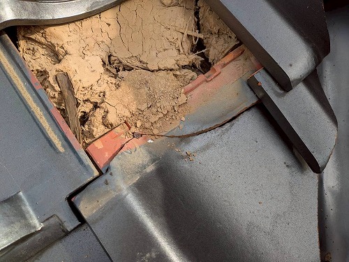 関市の瓦から大量の土が出てきました！！