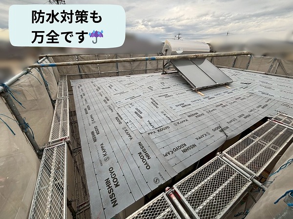 コンパネ施工後にルーフィングを重ねながら施工している様子