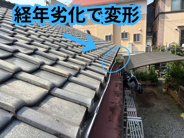豊田市・経年劣化で変形した雨樋の様子