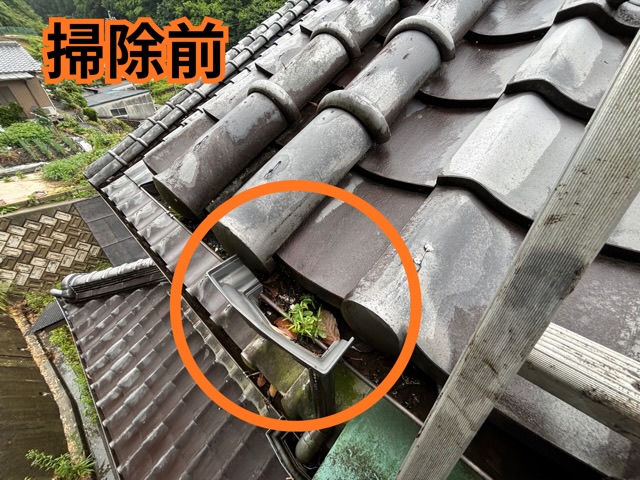 八百津町にて清掃前の雨とい確認