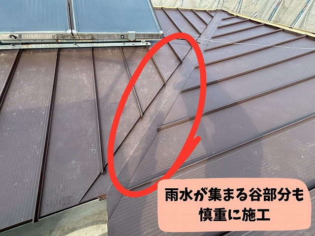 谷板金と立平板金の取り合い部分を施工している様子
