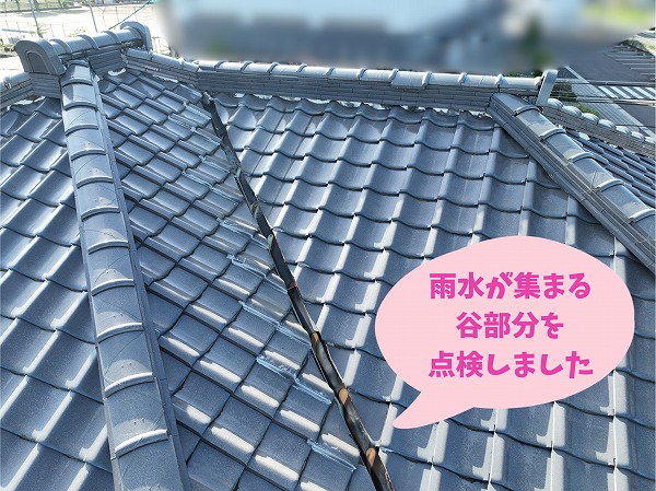 美濃加茂市の瓦屋根で谷部分の状態を確認しているドローン調査の様子