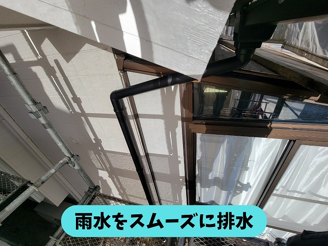 春日井市高座台で外壁に沿って施工された新しい縦樋と排水部分