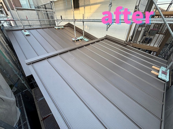 春日井市にて完成した立平屋根の様子