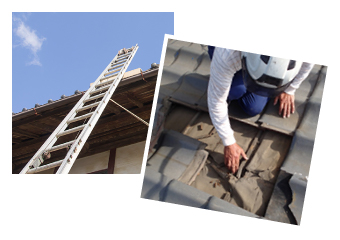 雨漏りした屋根を点検している様子